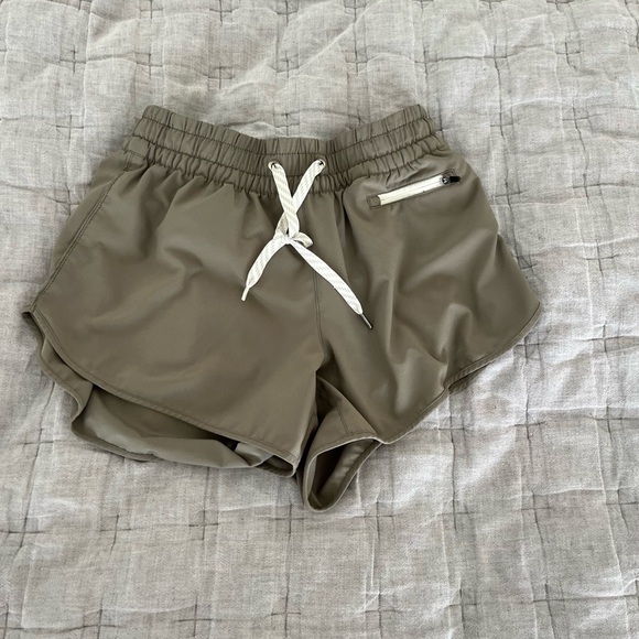 Vuori Clementine Shorts Lot x2 - Small - Black and Pistachio Green - Picture 2 of 10